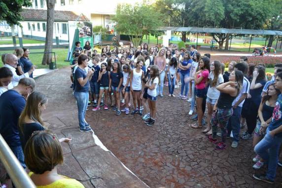 O 

início das atividades letivas teve a alegria dos reencontros, show com Juliana Jost, apresentação da Show Time Animações e muita descontração