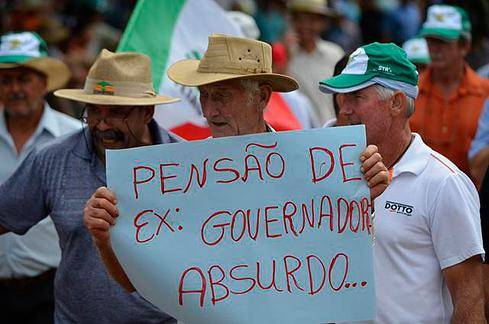 Agricultores protestam contra crise no setor leiteiro - foto 5