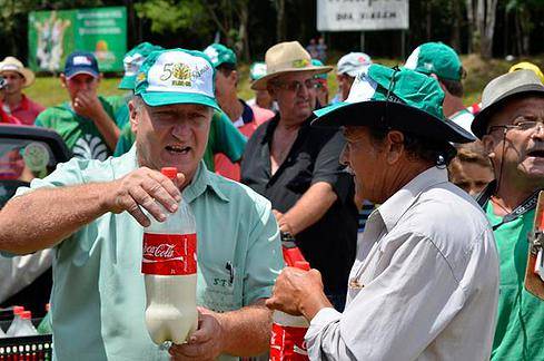 Agricultores protestam contra crise no setor leiteiro - foto 2