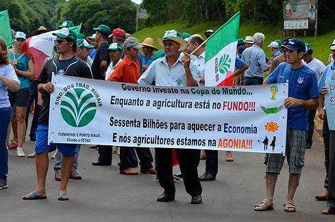 Agricultores protestam contra crise no setor leiteiro - foto 3