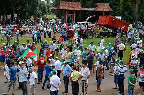 Agricultores protestam contra crise no setor leiteiro - foto 4