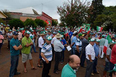 Como forma de protesto, houve distribuição de leite aos presentes