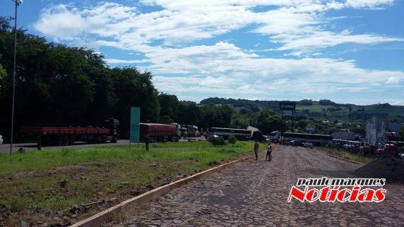 Caminhoneiros se mobilizam em protesto no trevo de Boa Vista do
Buricá - foto 2
