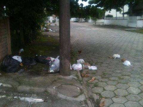 Moradores reclamam a falta de recolhimento do lixo