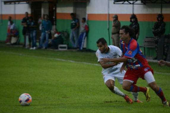 Metropolitano desperdiça gols e Chapecoense arranca empate fora de casa