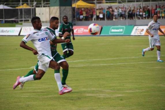 Metropolitano desperdiça gols e Chapecoense arranca empate fora de casa