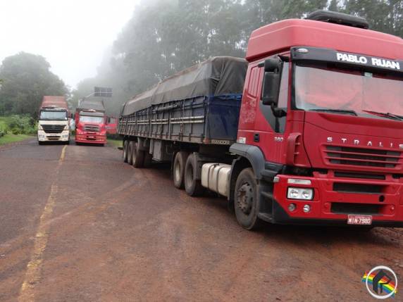Caminhoneiros bloqueiam rodovias em quatro Estados, incluindo RS - foto 6