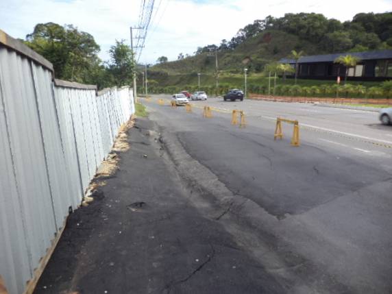 Fissuras e movimentação de terra fazem Defesa Civil interditar pista na Osvaldo Reis em Itajaí - foto 2