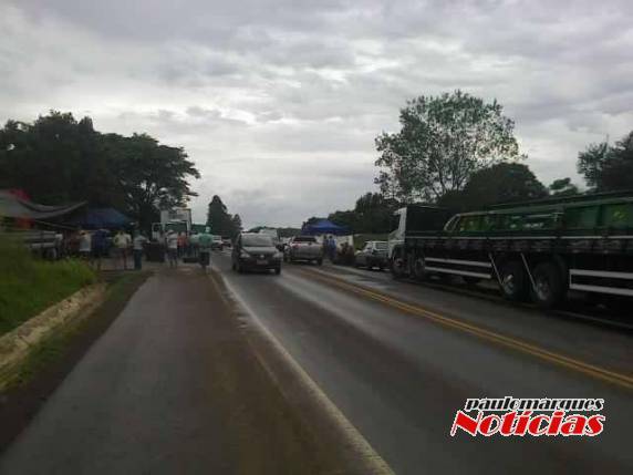 Caminhoneiros realizam protestos em quatro locais da região - foto 3