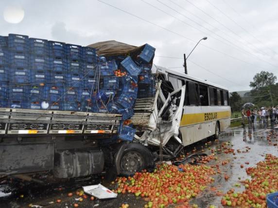 Morre terceira vítima de acidente com ônibus e caminhão em
Caçador - foto 3