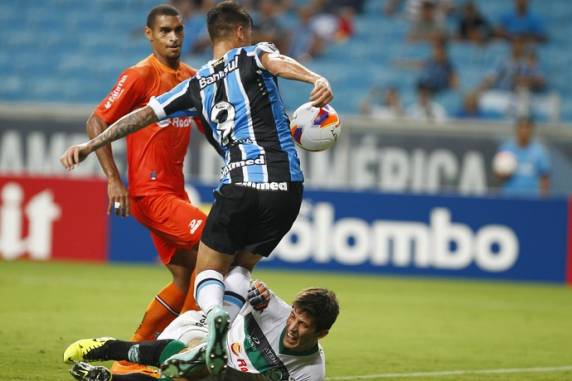 De volta após cirurgia no púbis, Giuliano melhora time no segundo tempo, porém não é capaz de fazer o Tricolor voltar a vencer em 

casa. Torcida apoia, mas vaia ao final