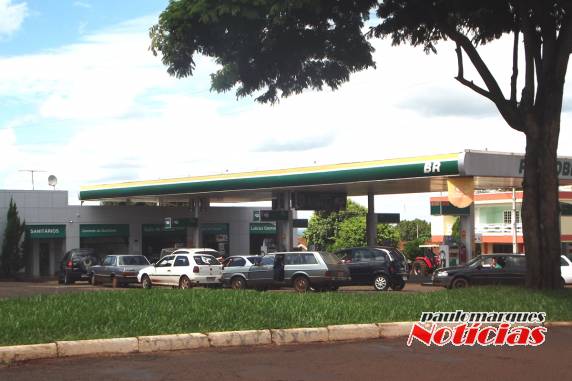 Motoristas lotam postos de combustíveis em Três de Maio - foto 4