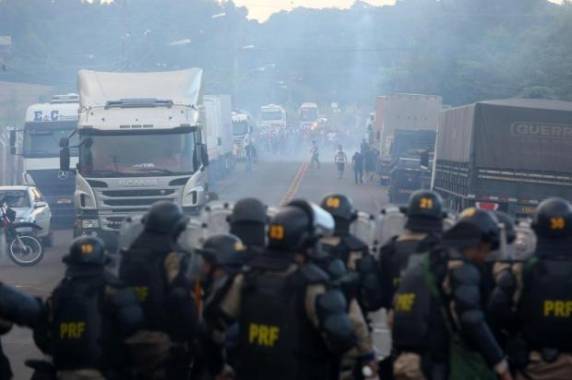 Tropa de choque avança 

contra manifestantes para liberar o tráfego na rodovia estadual