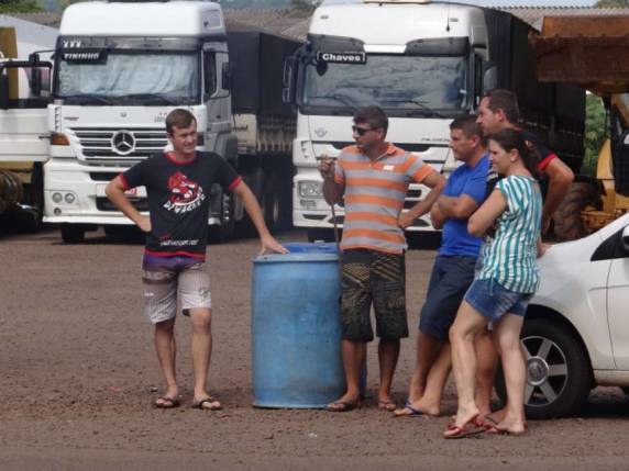 Caminhão é barrado no porto da barca em Itapiranga - foto 5
