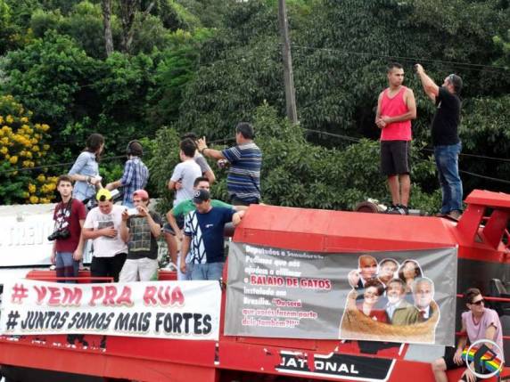 Centenas de pessoas participam de passeata em São Miguel do Oeste - foto 2