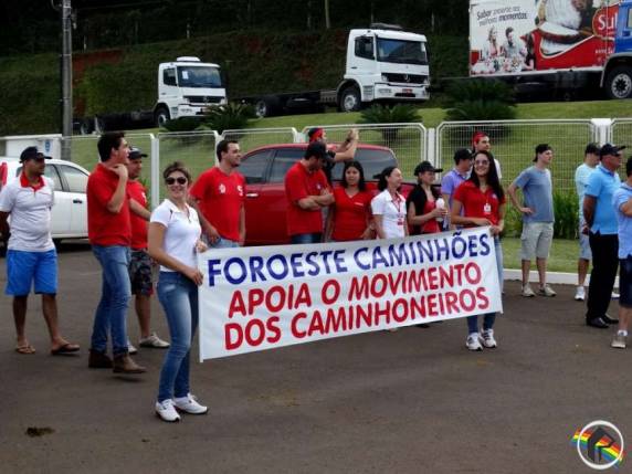 Centenas de pessoas participam de passeata em São Miguel do Oeste - foto 4