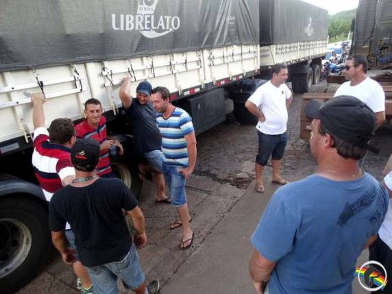 Centenas de pessoas participam de passeata em São Miguel do Oeste - foto 5