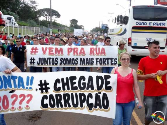 Centenas de pessoas participam de passeata em São Miguel do Oeste - foto 3