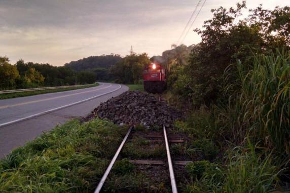 Pedras foram despejadas no meio da pista e nos trilhos de trem por volta 

de 5h30 da manhã