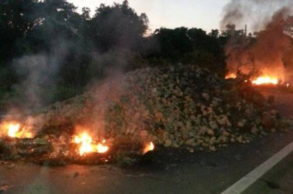 Pedras foram despejadas no meio da pista e nos trilhos de trem por volta 

de 5h30 da manhã
