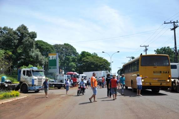 Centenas de motoristas e 

agricultores decidiram fechar a Petrobras em Ijuí para chamar atenção das autoridades