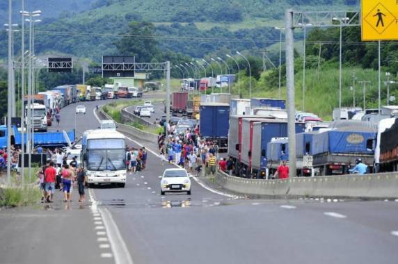 Força Nacional de Segurança
Pública auxilia na desobstrução da BR-101 - foto 4