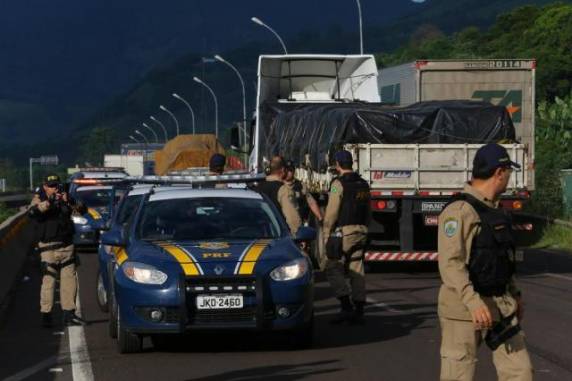 Na quarta-feira, a Justiça deferiu um pedido para liberação da 

rodovia, ocupada por caminhoneiros que se manifestam contra a alta do diesel