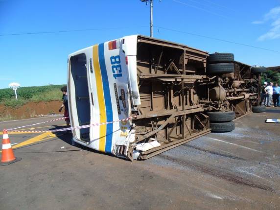 Colisão entre caminhão e ônibus deixa
mais de 40 feridos em Erechim - foto 4