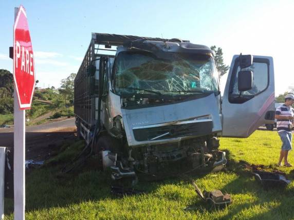 Colisão entre caminhão e ônibus deixa
mais de 40 feridos em Erechim - foto 2