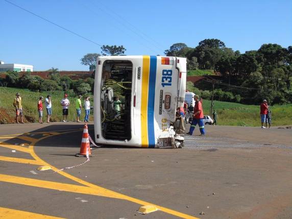 Colisão entre caminhão e ônibus deixa
mais de 40 feridos em Erechim - foto 5