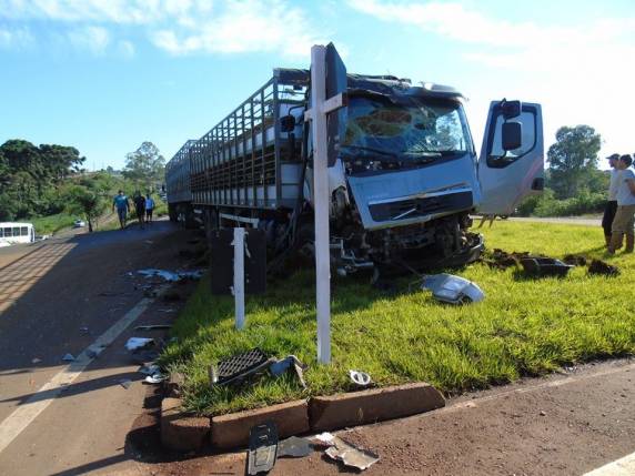 Colisão entre caminhão e ônibus deixa
mais de 40 feridos em Erechim - foto 7