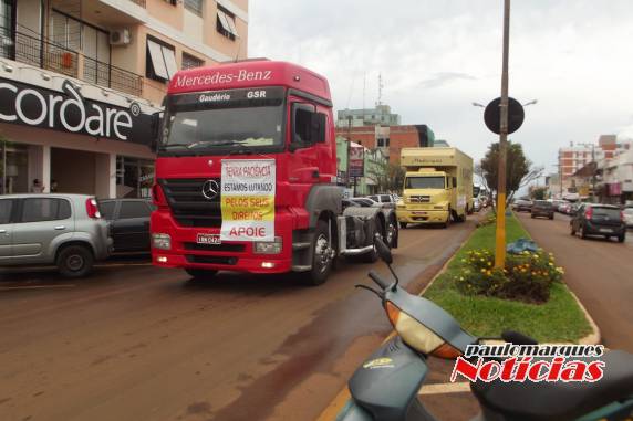 Caminhoneiros promovem carreata com buzinaço em Três de Maio - foto 2