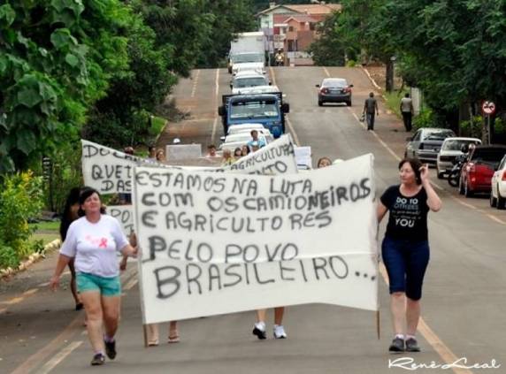Em Roque Gonzales cidade para e vai as ruas protestar - foto 3