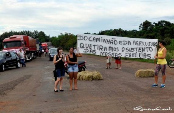 Em Roque Gonzales cidade para e vai as ruas protestar - foto 5