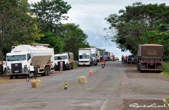 Em Roque Gonzales cidade para e vai as ruas protestar - foto 4