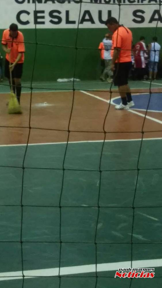 Internauta reclama de más condições do Ginásio Municipal de
Esportes de Três de Maio - foto 6
