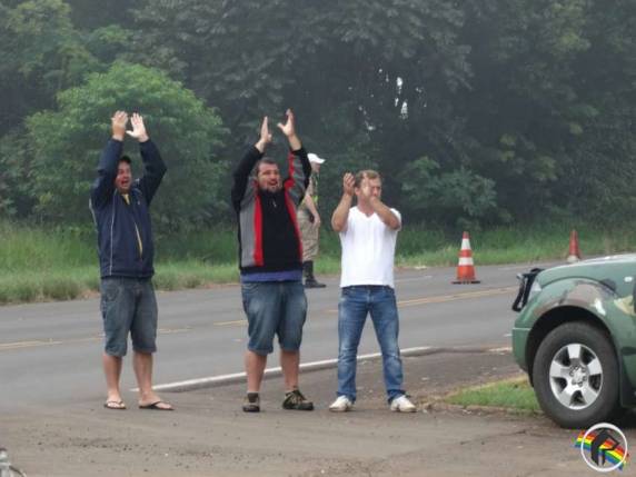 Polícia escolta 18 caminhões da JBS em São Miguel do Oeste - foto 2