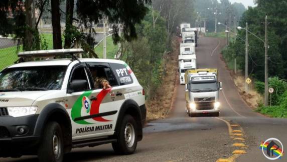Polícia escolta 18 caminhões da JBS em São Miguel do Oeste - foto 4