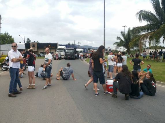 Manifestantes atiraram pedras contra policiais e caminhoneiros que saíram