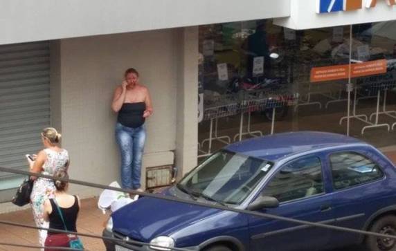 Mulher sofre tentativa de homicídio ao ser
atacada com tesouras no centro de Santo Ângelo - foto 3