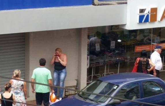 Mulher sofre tentativa de homicídio ao ser
atacada com tesouras no centro de Santo Ângelo - foto 2