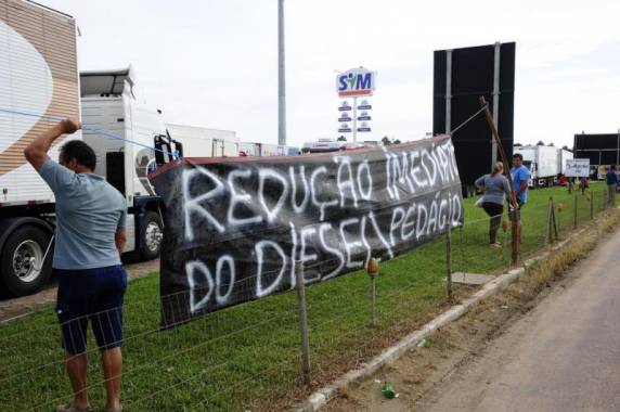 A Batalha de Camaquã: segunda-feira teve confronto entre PRF e caminhoneiros e deixou seis
feridos - foto 2