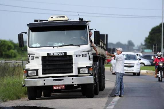 A Batalha de Camaquã: segunda-feira teve confronto entre PRF e caminhoneiros e deixou seis
feridos - foto 3
