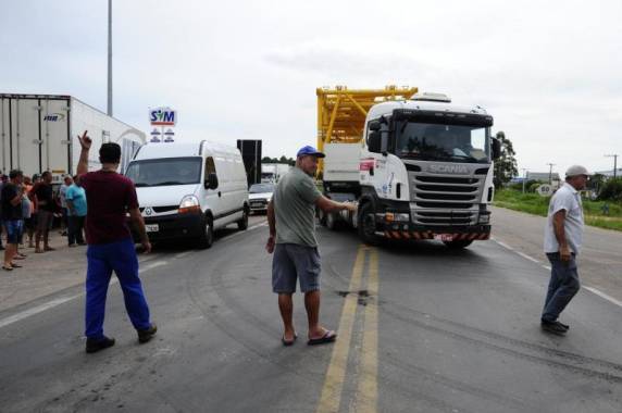A Batalha de Camaquã: segunda-feira teve confronto entre PRF e caminhoneiros e deixou seis
feridos - foto 5