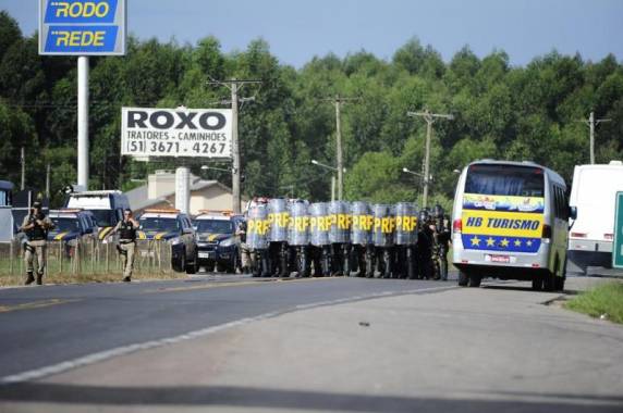 A Batalha de Camaquã: segunda-feira teve confronto entre PRF e caminhoneiros e deixou seis
feridos - foto 7