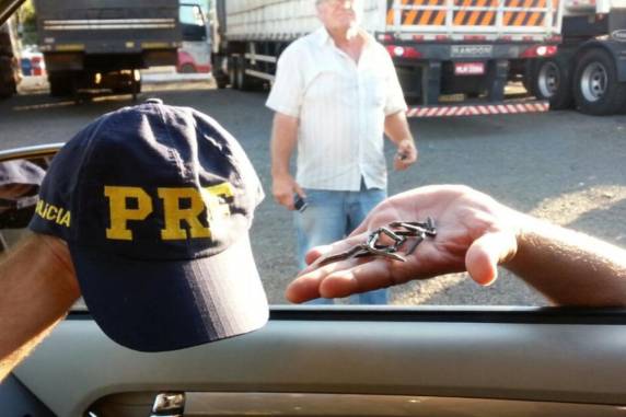 Caminhoneiro é preso durante desbloqueio da BR-282 em Maravilha, no Oeste de
SC - foto 3