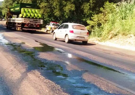 Manifestantes derramam galões de óleo na BR 285, em Bozano - foto 2