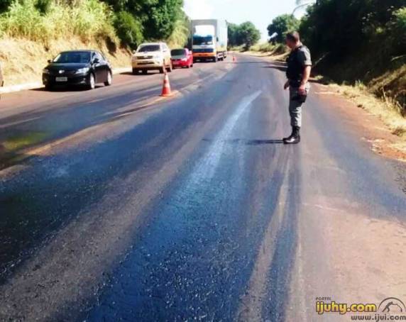 Pista ficou extremamente escorregadia e motoristas devem tomar cuidado ao cruzar pelo local para evitar acidentes