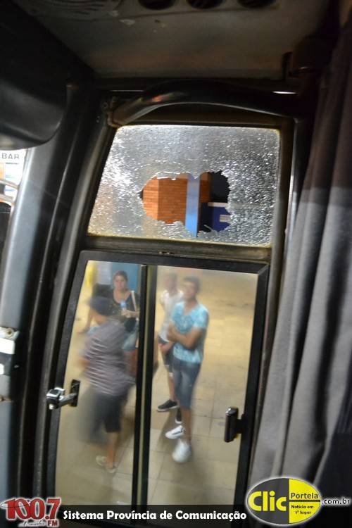 Ônibus da Sulserra é apedrejado em Miraguaí - foto 3