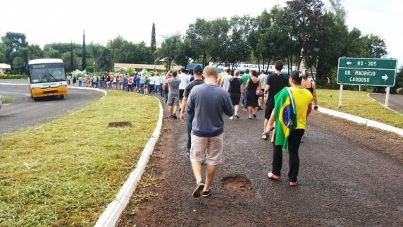 Protesto por um Brasil Mais Decente mobiliza Horizontina - foto 2